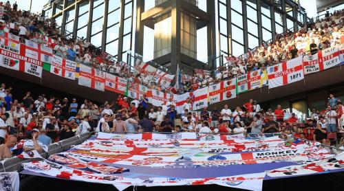 Suporterii Angliei riscă evacuarea de pe stadion din cauza scandărilor anti-Starmer si a steagurilor interzise la Cupa Mondială