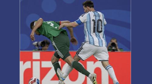 „Dați-i deja trofeul!” Fanii Cupei Mondiale susțin că turneul este „trucat” după ce Lionel Messi a scăpat de un cartonaș roșu