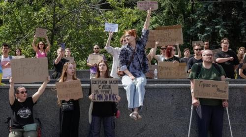 Ucraina: Mii de oameni protestează împotriva demiterii ministrului apărării și cer demisia șefului armatei