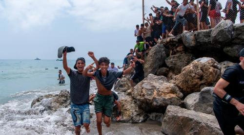 Mii de alti tineri africani se îndreaptă spre Ceuta după o decizie "woke" a Curții Supreme a Spaniei și zvonuri privind deschiderea frontierei
