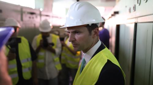 Sebastian Burduja: „Bulgaria face bani din energia României pentru că noi am alocat de 7 ori mai puțin pentru baterii în PNRR. România vinde energie ieftină Bulgariei la prânz și o cumpără seara de până la șapte ori mai scump”