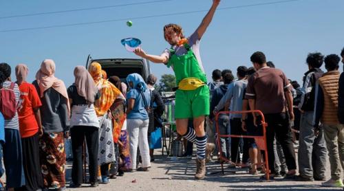 Circul progresist: ONG-iștii olandezi se îmbracă în clovni ca să binedispună migranții și rețelele de traficanți care vor să ajungă în Marea Britanie
