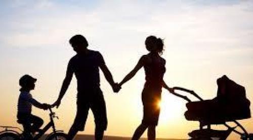Ce spun specialiştii – sunt sau nu sunt mai fericiţi oamenii care au copii?