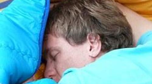 În timp ce dormim, creierul munceşte: stochează amintirile, visează, elimină toxinele