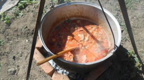 Tradiţii şi superstiţii. Descântece cu melesteu, pirostrii şi linguri. Cum îşi află ursitul o fată de măritat