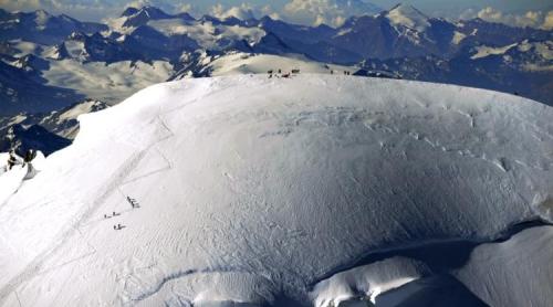 Muntele Everest: urina alpiniștilor poate topi 154 de tone de gheață pe sezon, arată un studiu