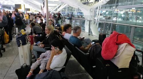 Haos aerian în Marea Britanie: Peste 1750 de zboruri anulate din cauza unei defecțiuni tehnice la controlul traficului