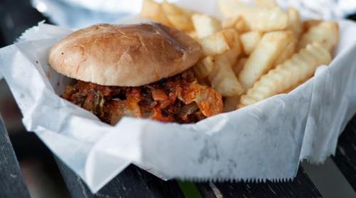 S-a dovedit științific: Consumul de mâncărurilor de tip fast food tâmpește!