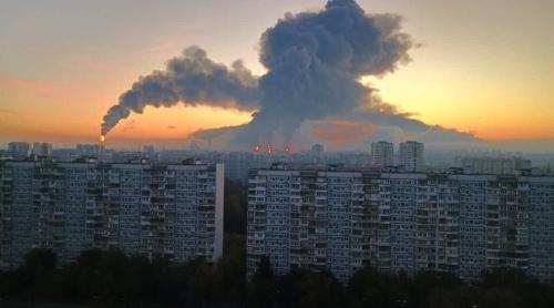 Zelensky revendică loviturile cu drone asupra Moscovei: doi morți, o rafinărie incendiată și acuzații de sabotare a alegerilor