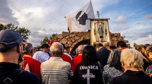 Val de furie în Corsica după ce doi sezonieri au profanat o statuie a Fecioarei Maria: „scursuri ale umanității”, alungați din avion și din hotel, cu sicriul la poarta jandarmeriei: 