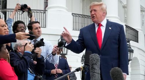 Trump susține înlocuirea lui Zelenski la negocierile de pace și susține că Rusia „se comportă normal”