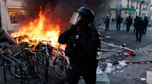 Franța, sub stare de asediu: Macron trimite jandarmii pe străzi. Avertismentul pe care Palatul Elysée nu vrea să-l audă: represiunea va aprinde și mai tare revolta