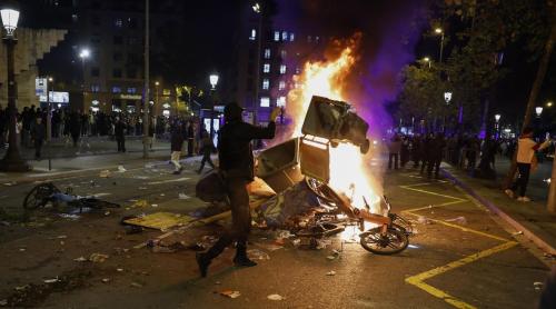 Haos, jafuri și violențe la Barcelona: Zeci de arestări în urma protestelor tinerilor contra scumpirilor